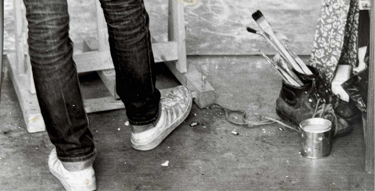 Sebastain Kr&uuml;ger in seinem Atelier, man sieht nur die Baine