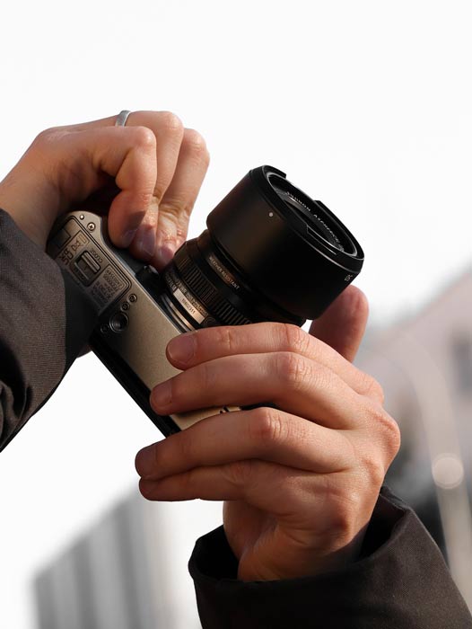 Zwei H&auml;nde, die eine Fotokamera halten