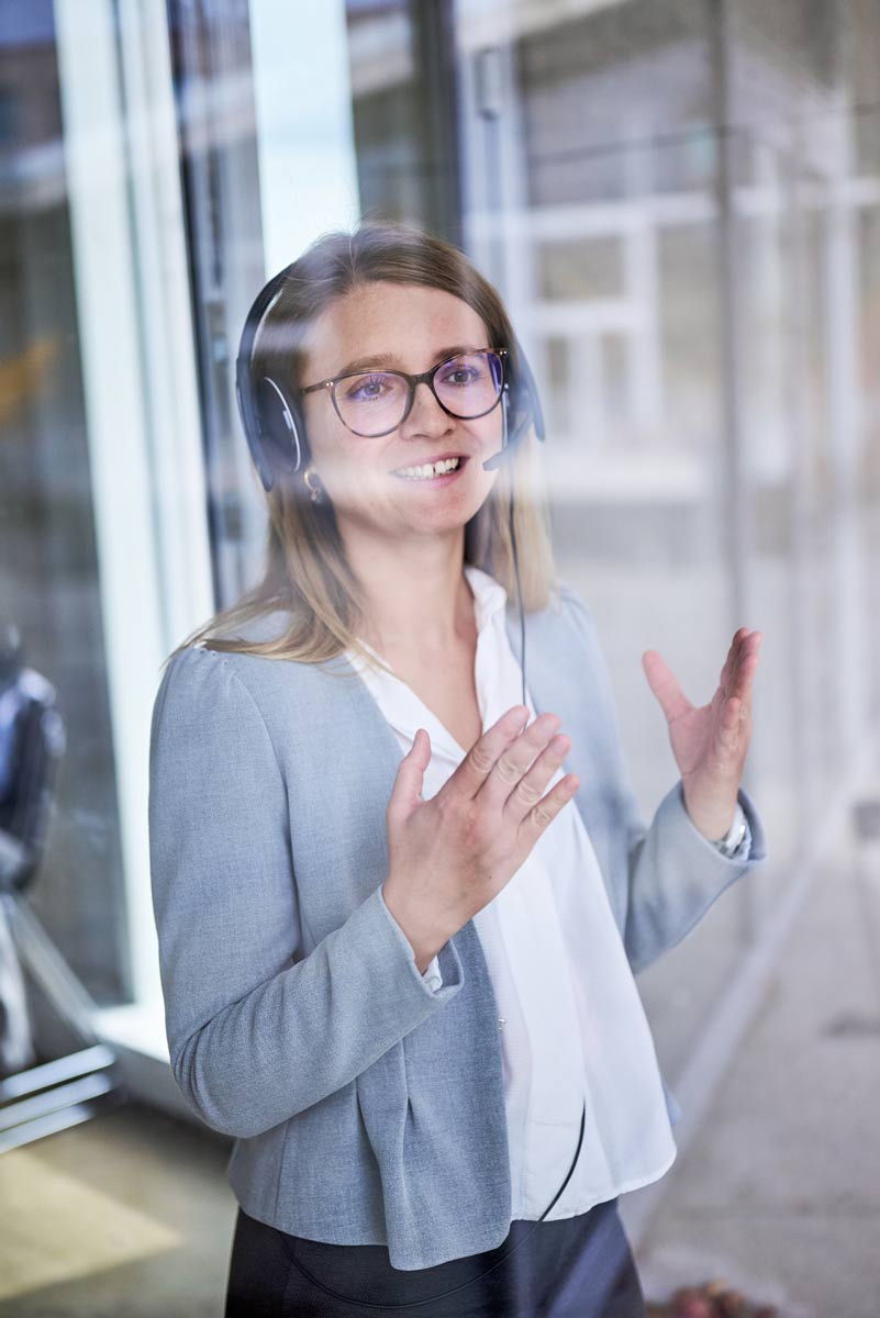 Lynn schneg sitzt draußen auf einem großen Felsblock